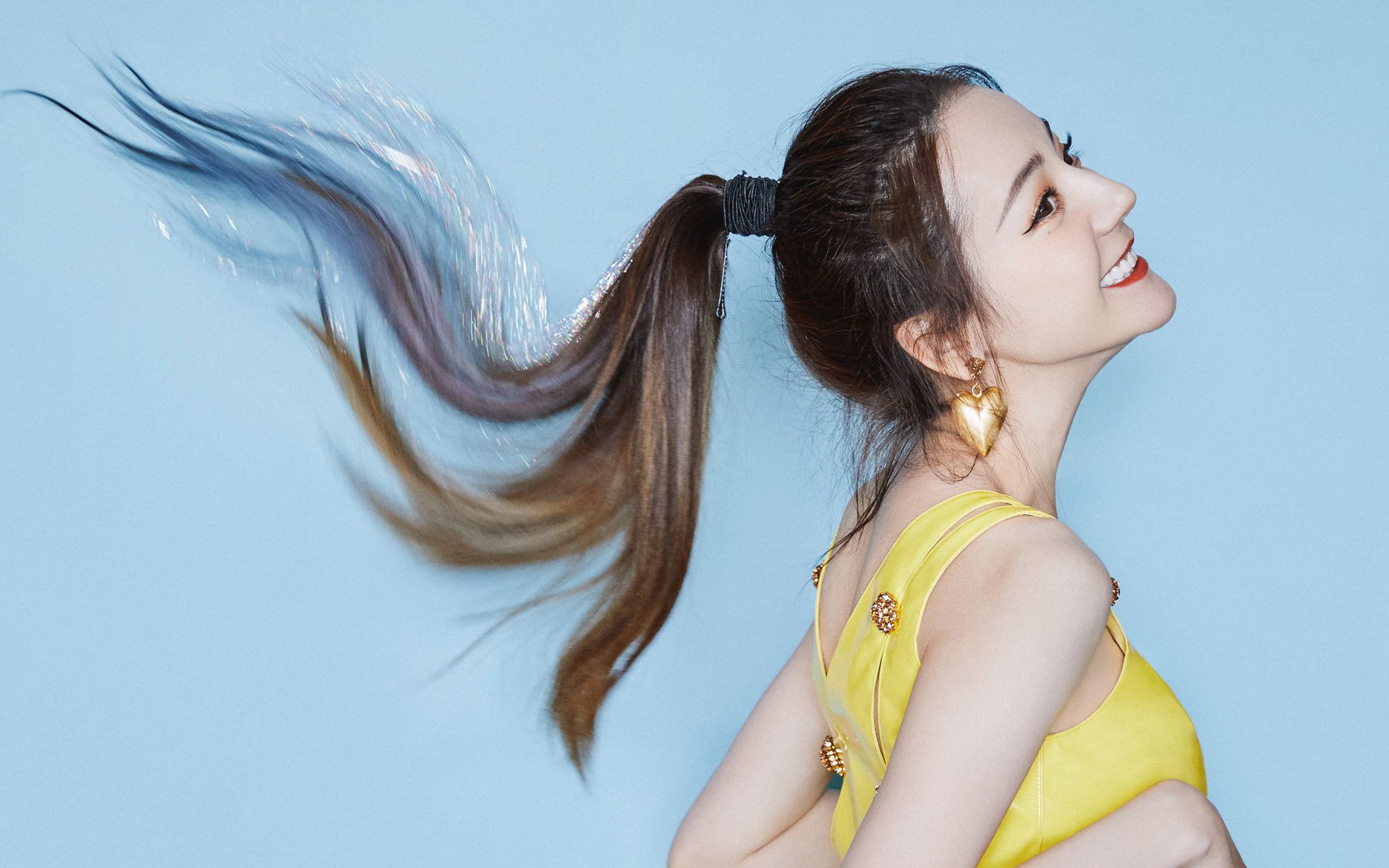 《多平台联动直播：打造全景式的电竞观看体验》，多屏直播互动的平台